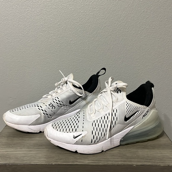 Nike Air Max 270 sneaker. Size 8.5. Good Pre-owned condition. - Picture 3 of 6